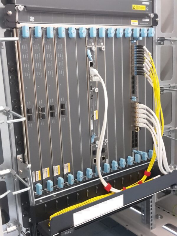 Installazione a rack di Juniper SRX5800 con cablaggio in rame e fibra ottica - retro
