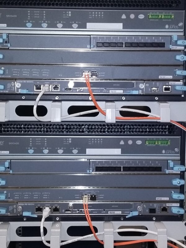 Installazione a rack di coppia di Juniper SRX5400 in cluster